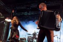 Deutsche Pop-Band Wir sind Helden gastiert auf ihrer "Tausend wirre Worte"-Tour auf der Open-Air-Bühne am Tanzbrunnen Köln (© Thomas Brill)