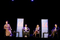 Deutsche Köche Joachim Wissler, Julia Komp und Vincent Moissonnier diskutiert über "Den Teller lesen – Sternenlust vs. Sternenlast" im Rahmen der lit.COLOGNE im Theater am Tanzbrunnen Köln (© Thomas Brill)