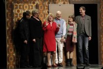 Ensemble spielt das Stück "Wohnen" bei der Stunksitzung 2017 im E-Werk Köln (© Thomas Brill)