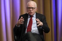 Amerikanische Schriftsteller Michael Wolff portaitiert in seinem politisches Buch "Feuer und Zorn" das Leben des amerikanischen Präsidenten Donald Trump in der Stadthalle Köln-Mülheim Köln (© Thomas Brill)