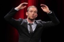 Deutsche Kabarettist Timo Wopp gastiert bei der Eröffnungsshow "KÖLN LACHT!" im Rahmen des 22. Köln Comedy Festival im Gloria Theater Köln (&copy; Thomas Brill)