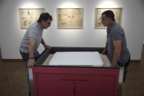 Abbau der Ausstellung "Exile Is a Hard Job" der türkische zeitgenössische feministische Künstlerin Nil Yalter im Museum Ludwig Köln (© Thomas Brill)