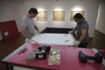 Abbau der Ausstellung "Exile Is a Hard Job" der türkische zeitgenössische feministische Künstlerin Nil Yalter im Museum Ludwig Köln (© Thomas Brill)