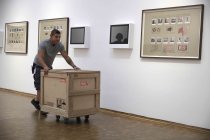 Abbau der Ausstellung "Exile Is a Hard Job" der türkische zeitgenössische feministische Künstlerin Nil Yalter im Museum Ludwig Köln (© Thomas Brill)