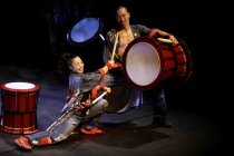 YAMATO - The Drummers of Japan gastieren vom 15. bis 20. Juli 2025 mit ihrer Show "Hito no Chikara" im Rahmen das 36. Kölner Sommerfestival in der Kölner Philharmonie (© Thomas Brill)
