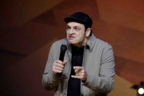 Deutsche Komiker Kaya Yanar gastiert auf seiner "Der Fluch der Familie"-Tour in der Lanxess-Arena Köln (© Thomas Brill)
