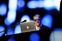 Schweizer Elektropop-Duo Yello gastiert auf seiner "Live 2017!"-Tour in der Lanxess-Arena Köln (© Thomas Brill)