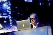 Schweizer Elektropop-Duo Yello gastiert auf seiner "Live 2017!"-Tour in der Lanxess-Arena Köln (© Thomas Brill)