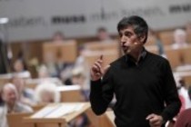 Deutsche Dirigent Markus Stenz leitet das Gürzenich-Orchester Köln in Begleitung des luxemburgischer Wissenschaftsjournalist Ranga Yogeshwar in der Philharmonie Köln (© Thomas Brill)
