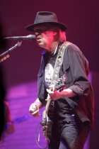 Kanadischer Rockmusiker Neil Young gastiert mit seiner Band Crazy Horse auf seiner "Alchemy"-Tour in der Lanxess-Arena Köln (© Thomas Brill)