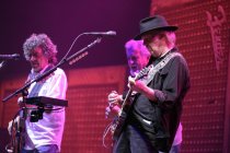 Kanadischer Rockmusiker Neil Young gastiert mit seiner Band Crazy Horse auf seiner "Alchemy"-Tour in der Lanxess-Arena Köln (© Thomas Brill)
