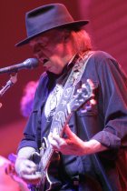 Kanadischer Rockmusiker Neil Young gastiert mit seiner Band Crazy Horse auf seiner "Alchemy"-Tour in der Lanxess-Arena Köln (© Thomas Brill)