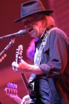 Kanadischer Rockmusiker Neil Young gastiert mit seiner Band Crazy Horse auf seiner "Alchemy"-Tour in der Lanxess-Arena Köln (© Thomas Brill)