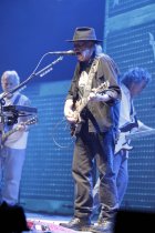 Kanadischer Rockmusiker Neil Young gastiert mit seiner Band Crazy Horse auf seiner "Alchemy"-Tour in der Lanxess-Arena Köln (© Thomas Brill)