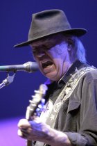 Kanadischer Rockmusiker Neil Young gastiert mit seiner Band Crazy Horse auf seiner "Alchemy"-Tour in der Lanxess-Arena Köln (© Thomas Brill)