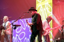 Kanadischer Rockmusiker Neil Young gastiert mit seiner Band Crazy Horse auf seiner "Alchemy"-Tour in der Lanxess-Arena Köln (© Thomas Brill)