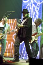 Kanadischer Rockmusiker Neil Young gastiert mit seiner Band Crazy Horse auf seiner "Alchemy"-Tour in der Lanxess-Arena Köln (© Thomas Brill)