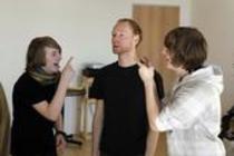 Improvisationsprobe zu "Young on Stage" mit den Theaterpädagogen Andreas Entner und Bianca Lehnard in der Arturo Schauspielschule Köln (© Thomas Brill)
