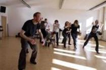 Improvisationsprobe zu "Young on Stage" mit den Theaterpädagogen Andreas Entner und Bianca Lehnard in der Arturo Schauspielschule Köln (© Thomas Brill)