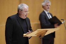 Spanische Dirigent Pablo Heras-Casado leitet das das Gürzenich-Orchester Köln in Begleitung des SWR Vokalensemble bei der Aufführung des Passionskonzert in der Kölner Philharmonie (© Thomas Brill)