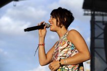 Französische Chanson- und Jazz-Sängerin Isabelle Geffroy alias "ZAZ" gastiert auf ihrer "Paris"-Tour Open Air am Tanzbrunnen Köln  (© Thomas Brill)