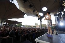 Französische Chanson- und Jazz-Sängerin Isabelle Geffroy alias "ZAZ" gastiert auf ihrer "Paris"-Tour Open Air am Tanzbrunnen Köln  (© Thomas Brill)
