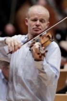 Österreichische Violinist Thomas Zehetmair begleitet das Deutsche Symphonie-Orchester Berlin unter der Leitung des amerikanischen Dirigenten Kent Nagano in der Philharmonie Köln (© Thomas Brill)