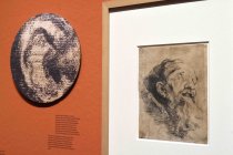 Die Ausstellung „Zeichnung im Labor – Papier trägt Kunst“ zeigt vom 10. November 2023 bis 18. Februar 2024 Meisterzeichnungen von Rubens oder Rembrandt unter dem Mikroskop im Wallraf-Richartz-Museum Köln (© Thomas Brill)