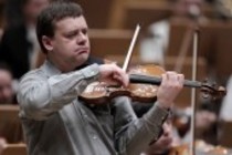 Deutsche Violinist Frank Peter Zimmermann begleitet die Wiener Philharmoniker unter der Leitung des österreichischen Dirigenten Franz Welser-Möst in der Philharmonie Köln (&copy; Thomas Brill)