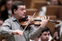 Deutsche Violinist Frank Peter Zimmermann begleitet die Wiener Philharmoniker unter der Leitung des österreichischen Dirigenten Franz Welser-Möst in der Philharmonie Köln (&copy; Thomas Brill)