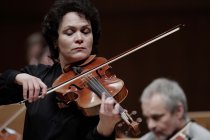 Deutsche Bratschistin Tabea Zimmermann gastiert in Begleitung des Irish Chamber Orchestra unter der Leitung des deutschen Klarinettisten Jörg Widmann in der Kölner Philharmonie (© Thomas Brill)