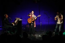 Deutsche Kabarettist und Musiker Martin Zingsheim gastiert mit seinen Gästen im Theater im Bauturm Köln (&copy; Thomas Brill)
