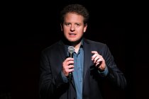 Deutsche Kabarettist und Musiker Martin Zingsheim gastiert mit seinen Gästen im Theater im Bauturm Köln (&copy; Thomas Brill)