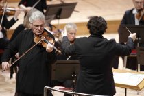 Israelischer Violinist Pinchas Zukerman gastiert in Begleitung des WDR Sinfonieorchester Köln unter der Leitung des rumänischen Dirigenten Cristian Macelaru in der Kölner Philharmonie (© Thomas Brill)