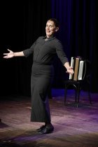 Deutsche Komödiantin Carmela de Feo alias "La Signora" gastiert mit der Köln-Premiere ihres Programms "Allein unter Geiern" im Senftöpfchen Theater Köln (© Thomas Brill)
