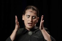 Deutsche Komödiantin Carmela de Feo alias "La Signora" gastiert mit der Köln-Premiere ihres Programms "Allein unter Geiern" im Senftöpfchen Theater Köln (© Thomas Brill)