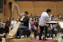 Französische Harfenist Xavier de Maistre gastiert in Begleitung des London Philharmonic Orchestra unter der Leitung des kolumbianischen Dirigenten Andrés Orozco-Estrada in der Philharmonie Köln (&copy; Thomas Brill)