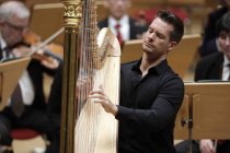 Französische Harfenist Xavier de Maistre gastiert gastiert in Begleitung des Gürzenich-Orchester Köln unter der Leitung des russischen Dirigenten Dmitrij Kitajenko bei der Premiere von "Poème de l’extase" in der Kölner Philharmonie (© Thomas Brill)