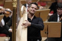 Französische Harfenist Xavier de Maistre gastiert gastiert in Begleitung des Gürzenich-Orchester Köln unter der Leitung des russischen Dirigenten Dmitrij Kitajenko bei der Premiere von "Poème de l’extase" in der Kölner Philharmonie (© Thomas Brill)