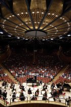 Amerikanische Pianist Kit Armstrong gastiert in Begleitung der Junge Deutsche Philharmonie unter der Leitung des deutschen Dirigenten André de Ridder in der Kölner Philharmonie (© Thomas Brill)
