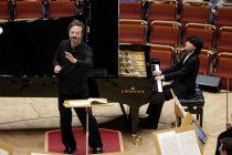 Amerikanische Pianist Kit Armstrong gastiert in Begleitung der Junge Deutsche Philharmonie unter der Leitung des deutschen Dirigenten André de Ridder in der Kölner Philharmonie (© Thomas Brill)