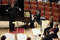 Amerikanische Pianist Kit Armstrong gastiert in Begleitung der Junge Deutsche Philharmonie unter der Leitung des deutschen Dirigenten André de Ridder in der Kölner Philharmonie (© Thomas Brill)