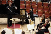 Amerikanische Pianist Kit Armstrong gastiert in Begleitung der Junge Deutsche Philharmonie unter der Leitung des deutschen Dirigenten André de Ridder in der Kölner Philharmonie (© Thomas Brill)