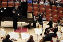 Amerikanische Pianist Kit Armstrong gastiert in Begleitung der Junge Deutsche Philharmonie unter der Leitung des deutschen Dirigenten André de Ridder in der Kölner Philharmonie (© Thomas Brill)