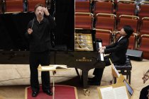 Amerikanische Pianist Kit Armstrong gastiert in Begleitung der Junge Deutsche Philharmonie unter der Leitung des deutschen Dirigenten André de Ridder in der Kölner Philharmonie (© Thomas Brill)