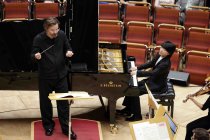 Amerikanische Pianist Kit Armstrong gastiert in Begleitung der Junge Deutsche Philharmonie unter der Leitung des deutschen Dirigenten André de Ridder in der Kölner Philharmonie (© Thomas Brill)
