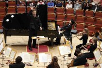 Amerikanische Pianist Kit Armstrong gastiert in Begleitung der Junge Deutsche Philharmonie unter der Leitung des deutschen Dirigenten André de Ridder in der Kölner Philharmonie (© Thomas Brill)