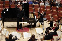 Amerikanische Pianist Kit Armstrong gastiert in Begleitung der Junge Deutsche Philharmonie unter der Leitung des deutschen Dirigenten André de Ridder in der Kölner Philharmonie (© Thomas Brill)