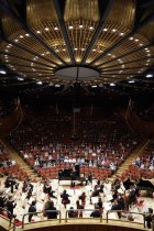 Amerikanische Pianist Kit Armstrong gastiert in Begleitung der Junge Deutsche Philharmonie unter der Leitung des deutschen Dirigenten André de Ridder in der Kölner Philharmonie (© Thomas Brill)
