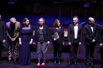 Elke Heidenreich, Reinhold Beckmann, Senta Berger, Till Brönner, Michael Hansonis, Marc-Aurel Floros und das Calmus Ensemble gastieren bei der lit.COLOGNE Gala in der Kölner Philharmonie (© Thomas Brill)